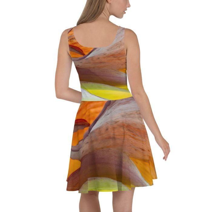 Robe patineuse :Le tissu doux et la jupe évasée lui donnent une touche d’élégance, qui met en valeur sa coupe délicate et ses couleurs chatoyantes. célébrant la féminité parisienne avec élégance et sophistication. Cette pièce est le choix parfait pour toutes vos occasions estivales.