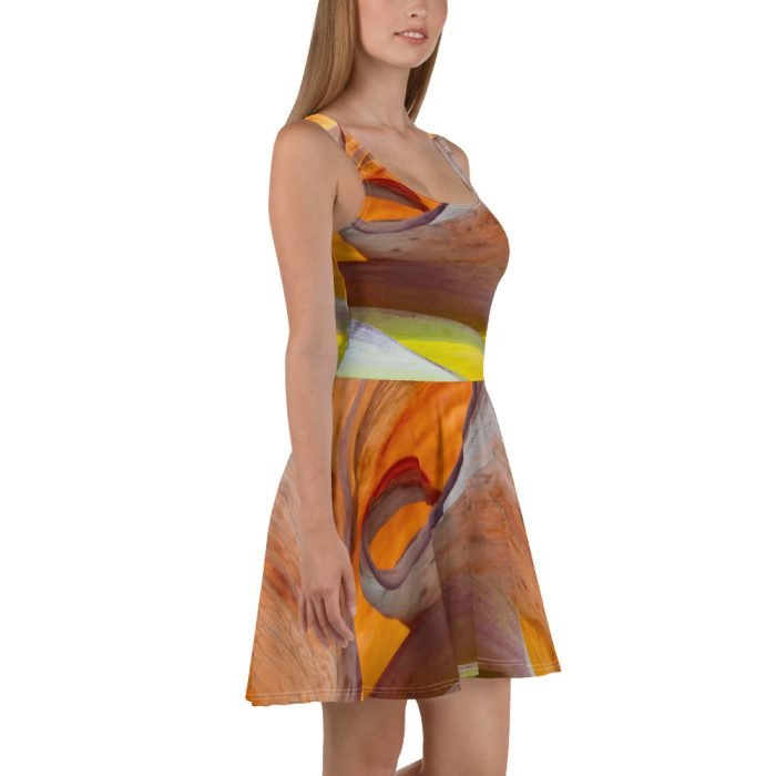 Robe patineuse :Le tissu doux et la jupe évasée lui donnent une touche d’élégance, qui met en valeur sa coupe délicate et ses couleurs chatoyantes. célébrant la féminité parisienne avec élégance et sophistication. Cette pièce est le choix parfait pour toutes vos occasions estivales.