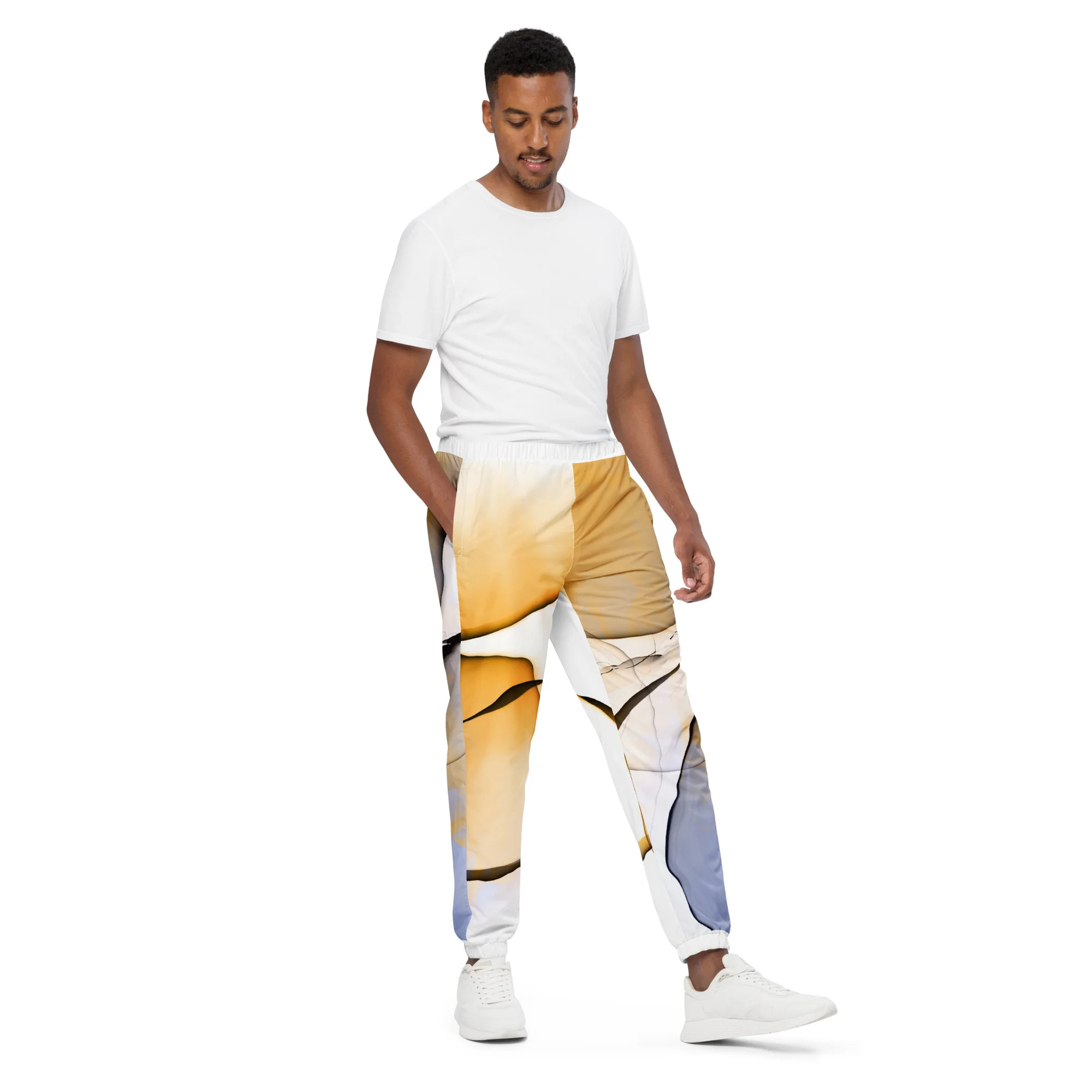 Le pantalon de survêtement unisexe sera votre nouvelle pièce favorite pour faire du sport ou créer une tenue streetwear. Le tissu léger et résistant à l'eau et la doublure en maille assurent votre confort, tandis que les poignets élastiques au niveau des chevilles vous permettront de mettre en valeur vos chaussures de sport. Associez-le à un coupe-vent pour un look complet.