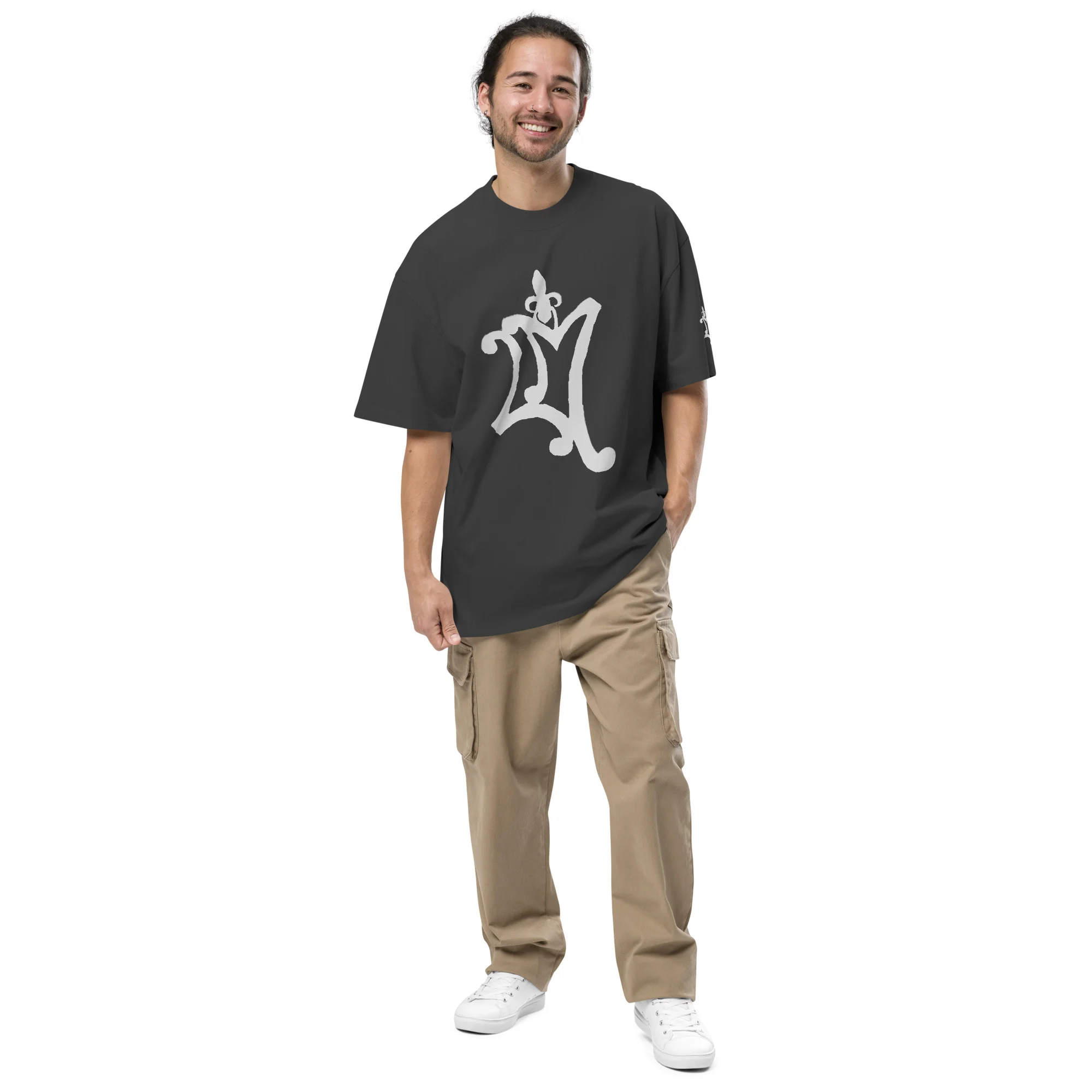 Adoptez la versatilité du t-shirt délavé Oversize, conçu pour ceux qui apprécient l'art du mix and match et qui aiment créer des tenues uniques qui associent sans effort les tendances modernes avec un soupçon de rétro. Sa coupe ample vous permet de jouer avec les textures et les proportions, vous donnant la liberté d'exprimer votre personnalité à travers votre style.