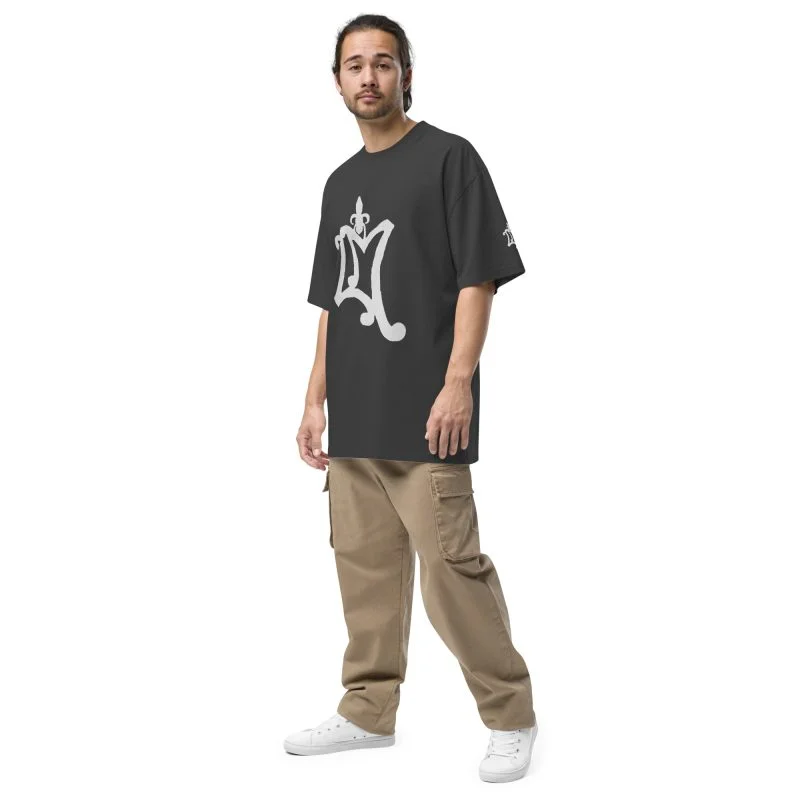 Ovrsize délavé Vince eve’n fashion Paris Adoptez la versatilité du t-shirt délavé Oversize, conçu pour ceux qui apprécient l'art du mix and match et qui aiment créer des tenues uniques qui associent sans effort les tendances modernes avec un soupçon de rétro. Sa coupe ample vous permet de jouer avec les textures et les proportions, vous donnant la liberté d'exprimer votre personnalité à travers votre style.