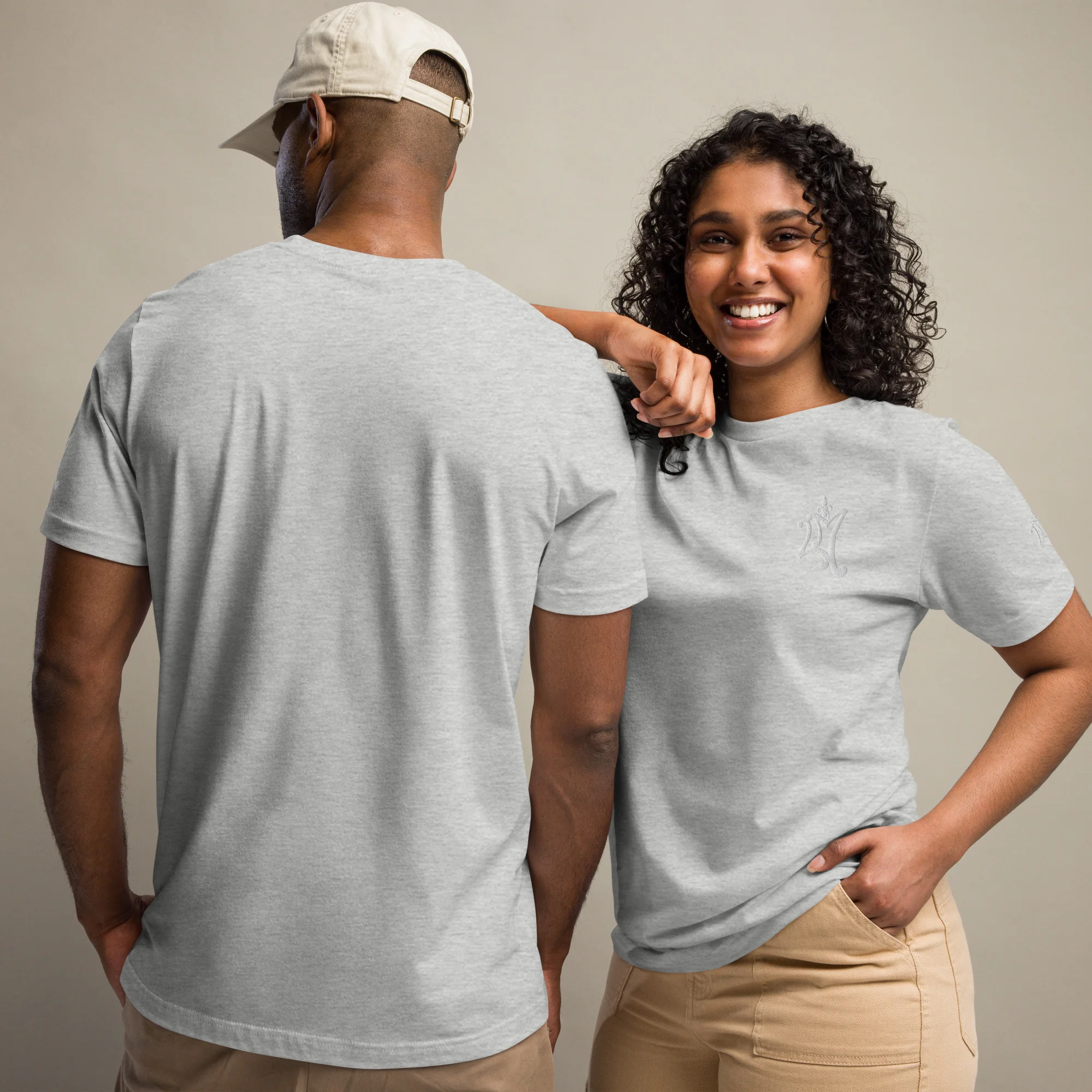 Découvrez l'excellence du style américain avec ce t-shirt unisexe. Disponible dès aujourd'hui, il incarne à la perfection l'élégance et la qualité qui vous démarqueront avec panache.