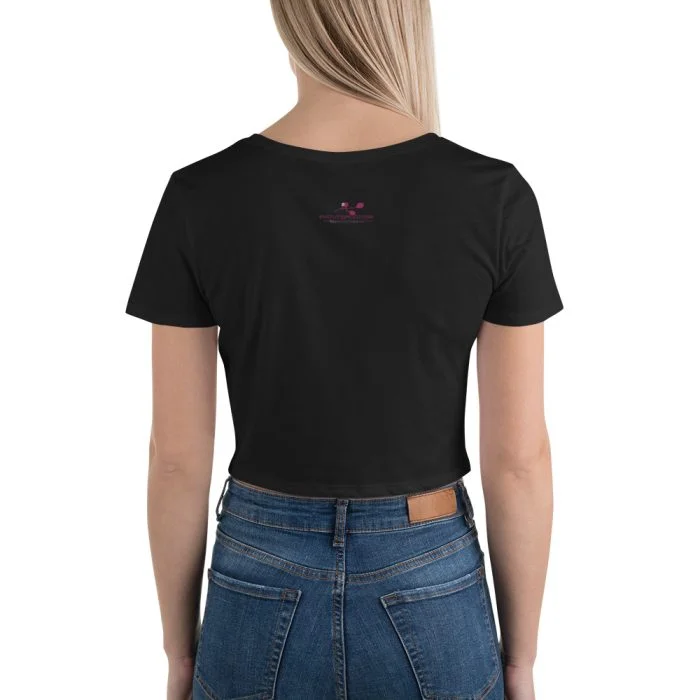 Le vêtement le plus tendance de la saison : le crop-top! Très près du corps, ce top reste toujours incroyablement confortable. Il descend juste au-dessus du nombril.