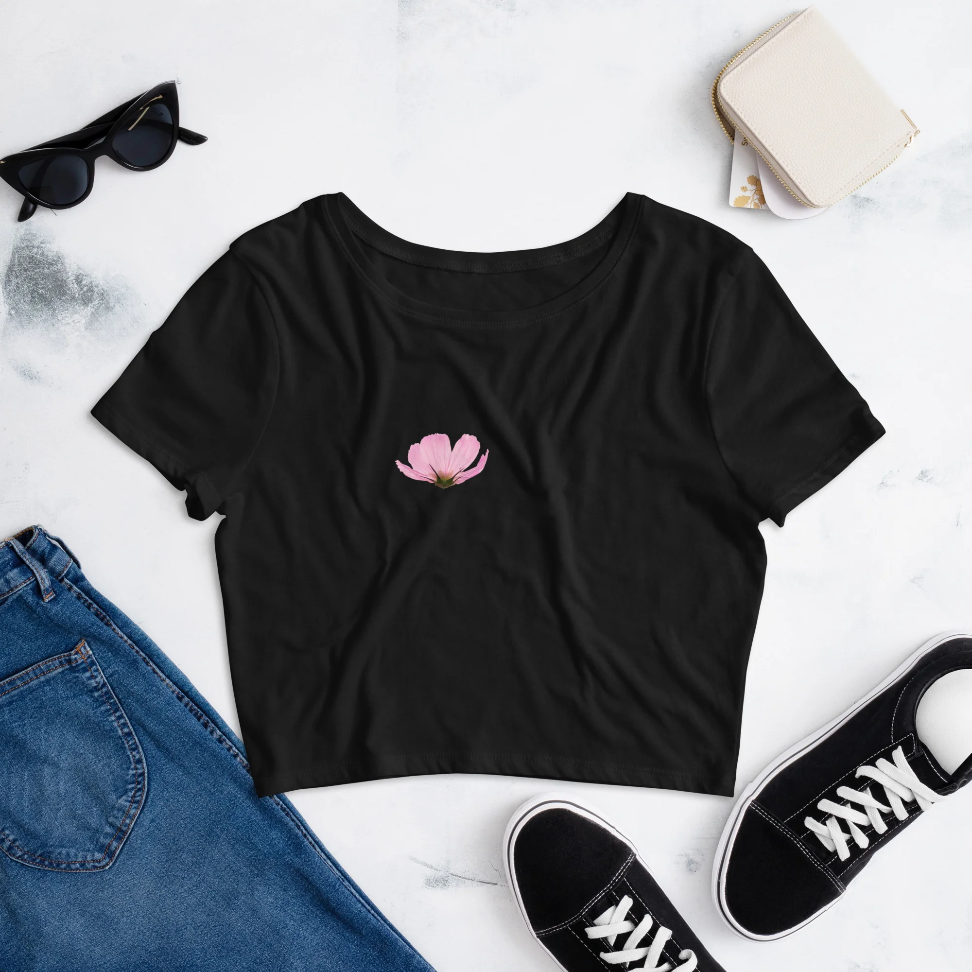 Le vêtement le plus tendance de la saison : le crop-top! Très près du corps, ce top reste toujours incroyablement confortable. Il descend juste au-dessus du nombril.