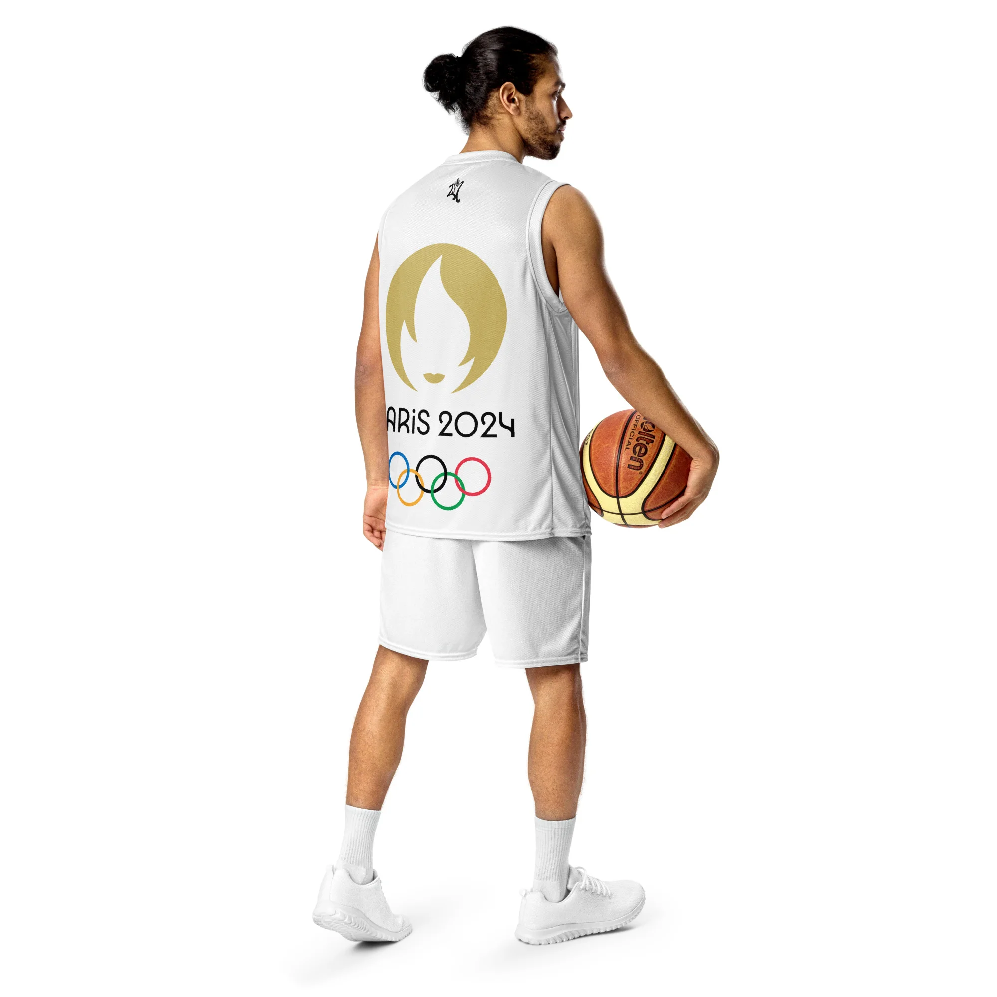 Vous cherchez un maillot de basket-ball qui permettra de passer au niveau supérieur ? Ne cherchez plus ! Fabriqué en polyester recyclé, ce maillot haute technologie est conçu pour que vous soyez au frais et au sec, même dans la chaleur de la compétition des J.O Paris 2024 . Portez-le comme une pièce de streetwear et faites tourner les têtes sur le terrain et en dehors.