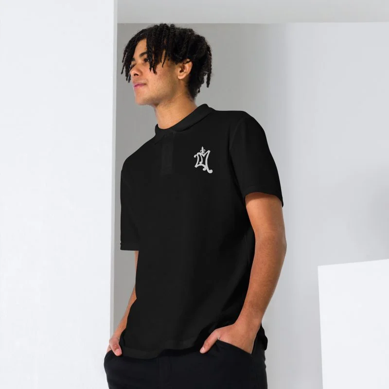 Classique et fait pour durer, ce polo unisexe piqué est adapté à toutes les occasions. Il est fabriqué en piqué de coton durable. La coupe décontractée et flatteuse est conçue pour valoriser n'importe quelle morphologie. Avec sa coupe classique et son col vif, il peut être être accessorisé différemment pour un style sportif, décontracté ou plus formel.
