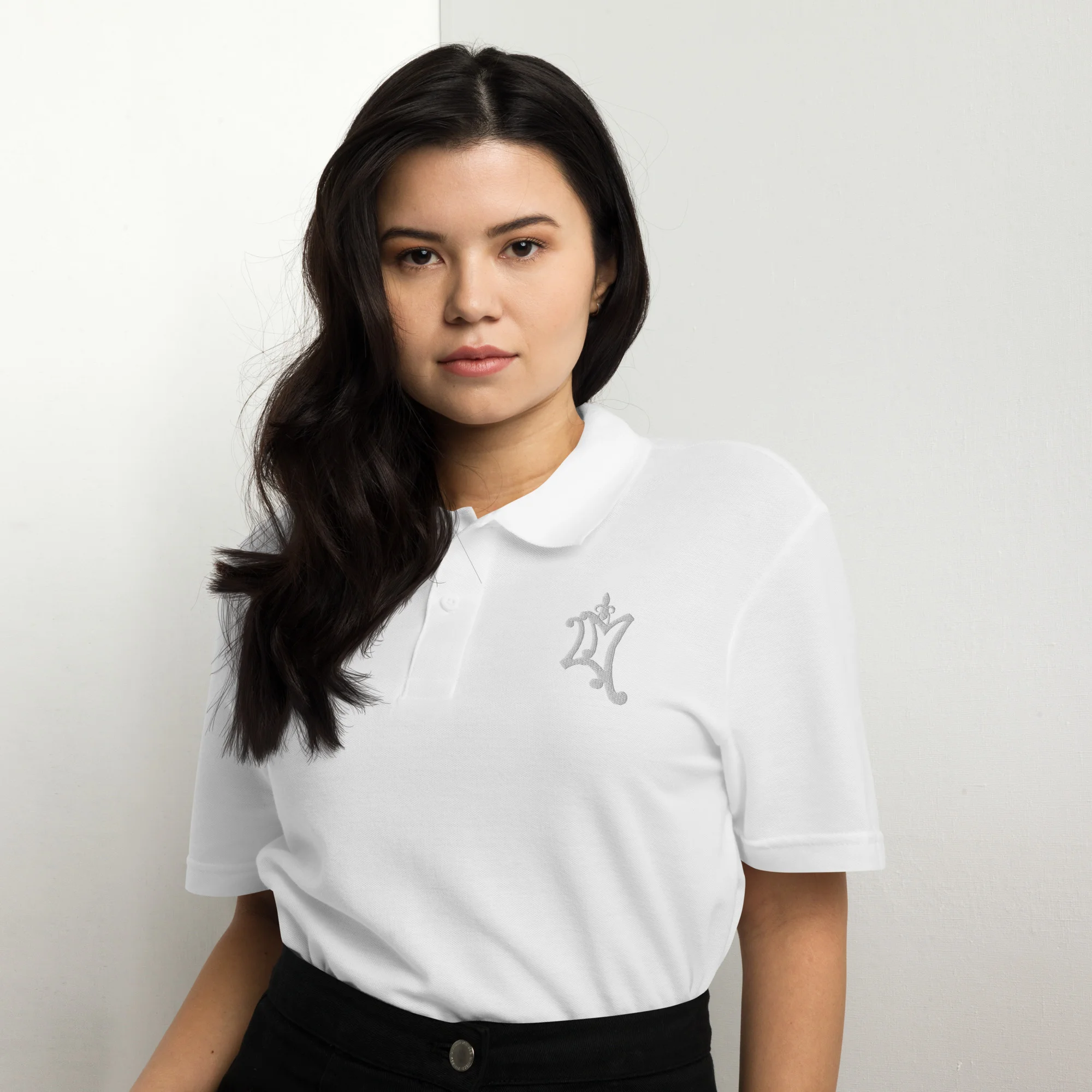 Classique et fait pour durer, ce polo unisexe piqué est adapté à toutes les occasions. Il est fabriqué en piqué de coton durable. La coupe décontractée et flatteuse est conçue pour valoriser n'importe quelle morphologie. Avec sa coupe classique et son col vif, il peut être être accessorisé différemment pour un style sportif, décontracté ou plus formel.