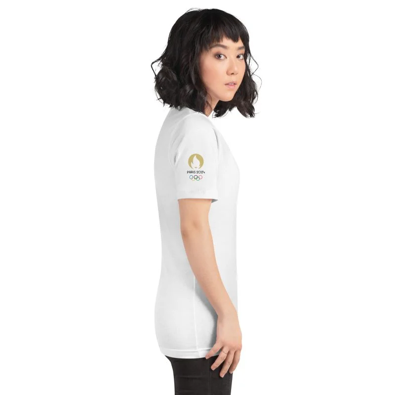 unisex-staple-t-shirt-white-right-6658df299dcb0.jpg Vivez les J.O. Paris 2024 avec ce t-shirt en coton ! Ce modèle est tout ce dont vous avez rêvé et plus encore. Il est doux et léger, avec ce qu'il faut d'élasticité. Il est agréable et flatteur pour tous, parfait pour célébrer cet événement historique avec style et confort. Optez pour une mode responsable tout en affichant votre passion pour les Jeux Olympiques.