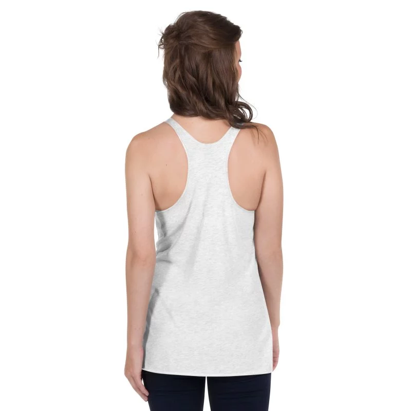 womens-racerback-tank-top-heather-white-back-6650f6c4b6d64.jpg Ce débardeur à dos nageur est souple, léger et ajusté, avec une coupe flatteuse et des coutures apparentes pour une touche originale. Parfait pour une allure sportive et élégante à la foi